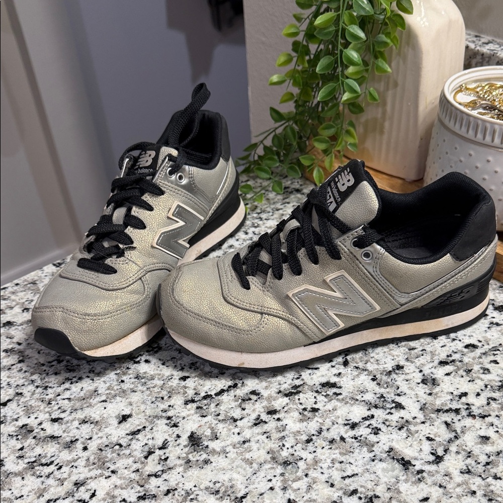 New Balance Men's Black and Gray Sneakers